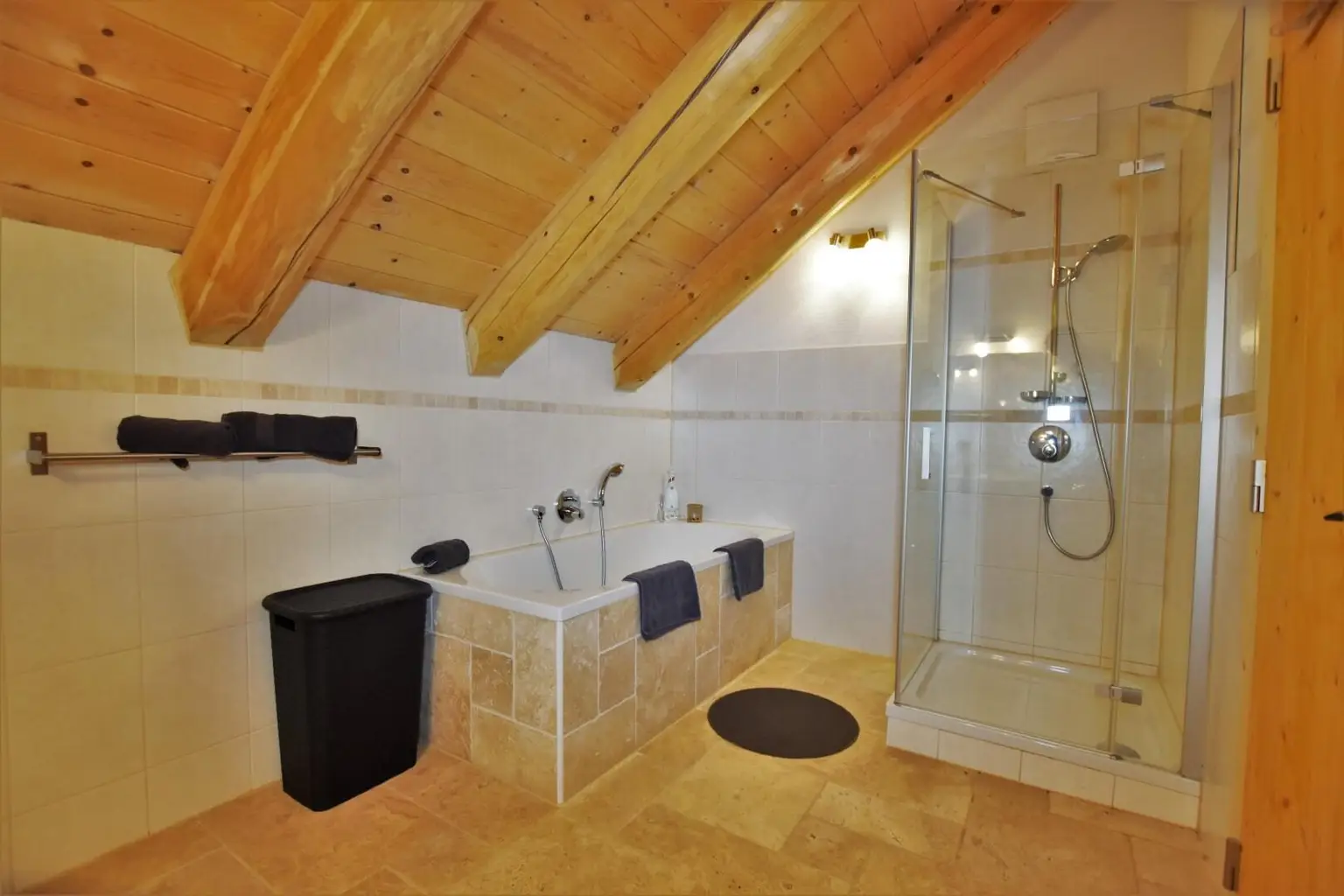 Badezimmer im Obergeschoss