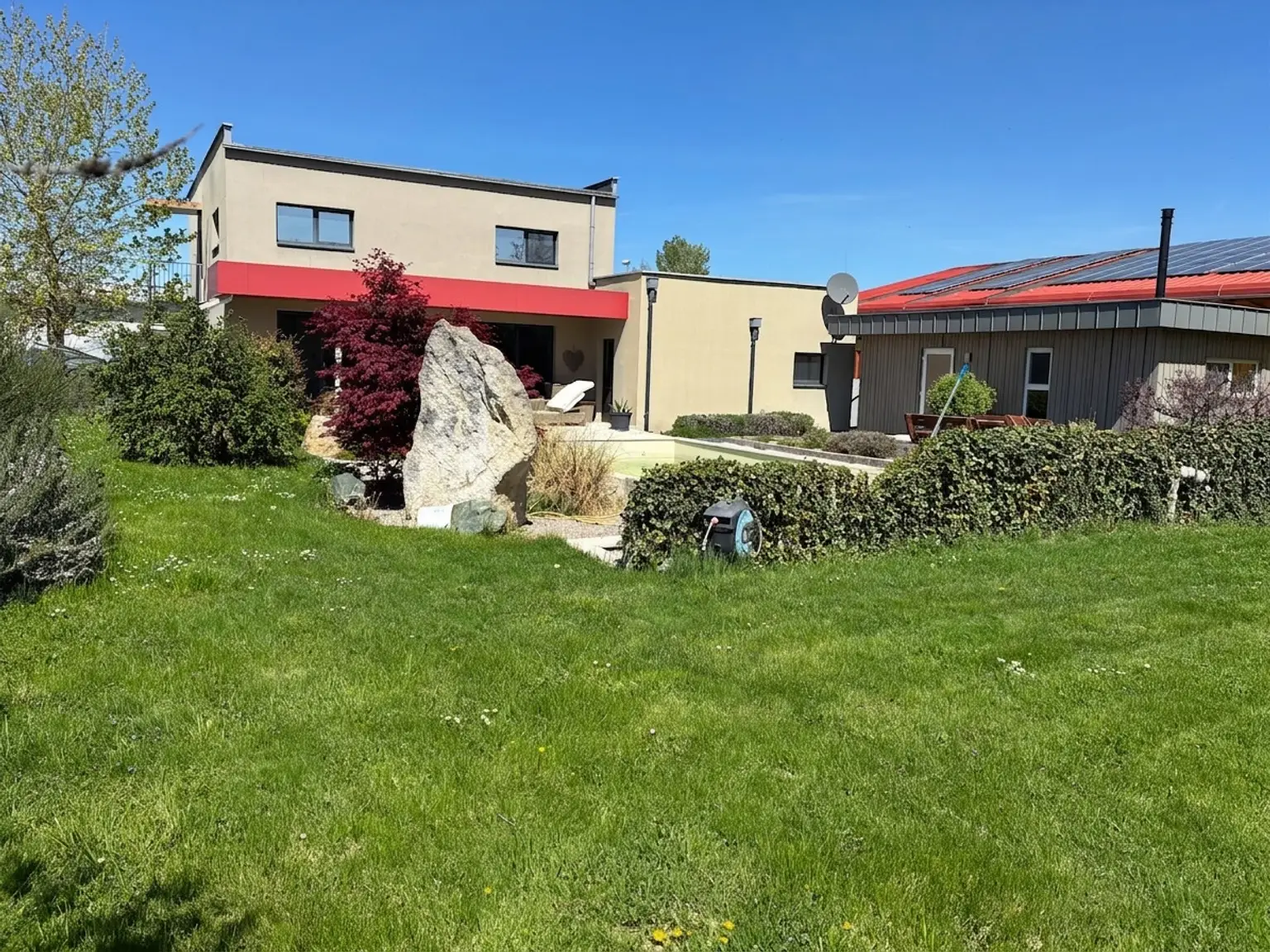 Gartenansicht(Wiese KI bearbeitet)