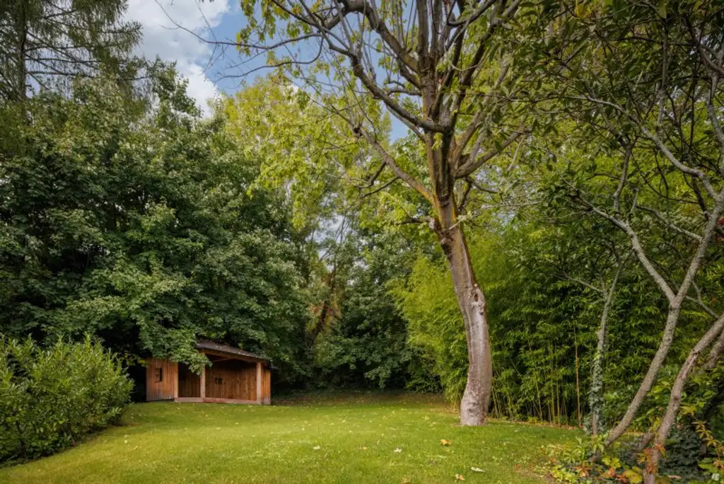 WOHNUNG mit 300 m² Privatgarten im 1190 Wien + Pool und Gym Nähe American Int. School