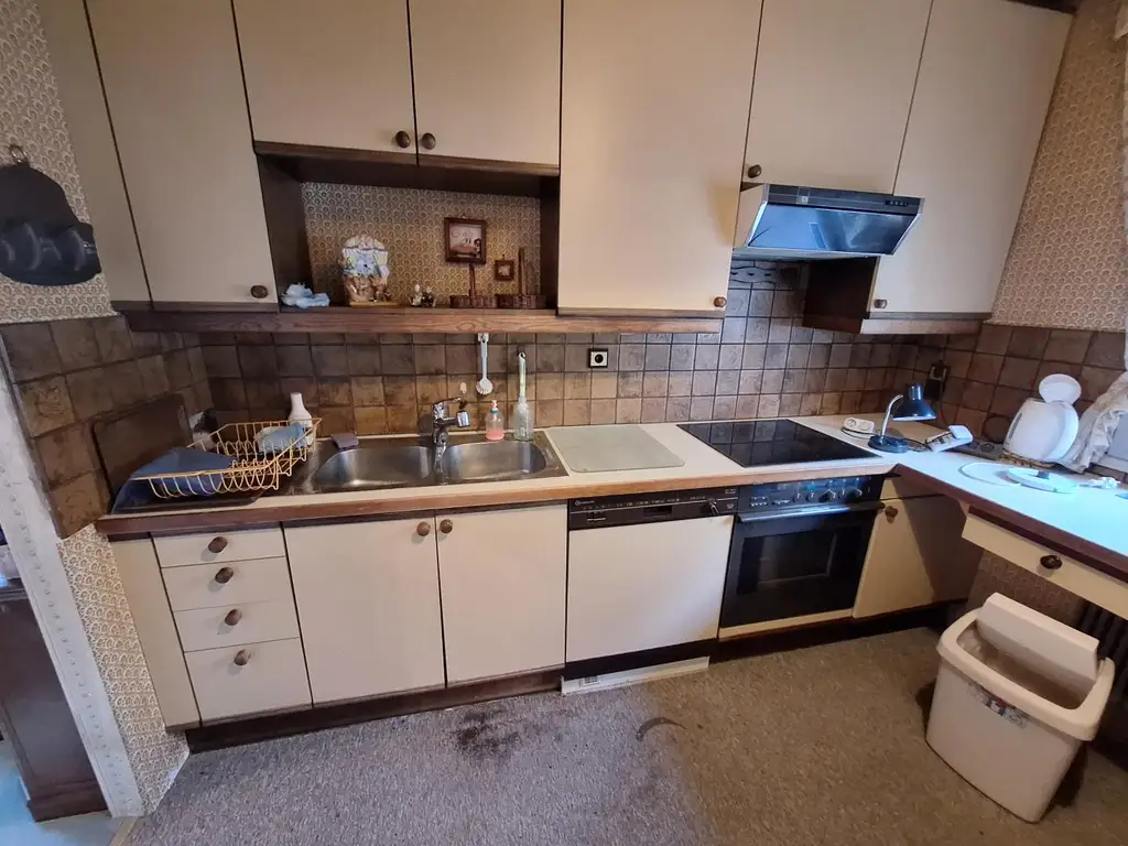 Absolut ruhig gelegen Villa mit überdachtem Pool, direkt am Waldrand auf 2.003 m² Grundstück.