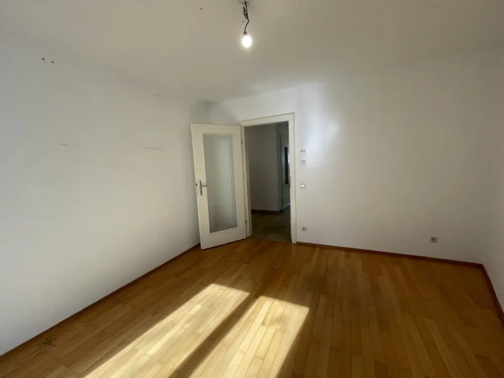 3 Zimmer Wohnung mit Gemeinschaftsdachterrasse direkt beim Karlsplatz!