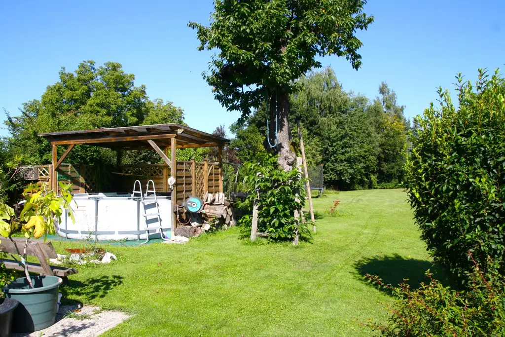 Haus mit weitläufigem Garten