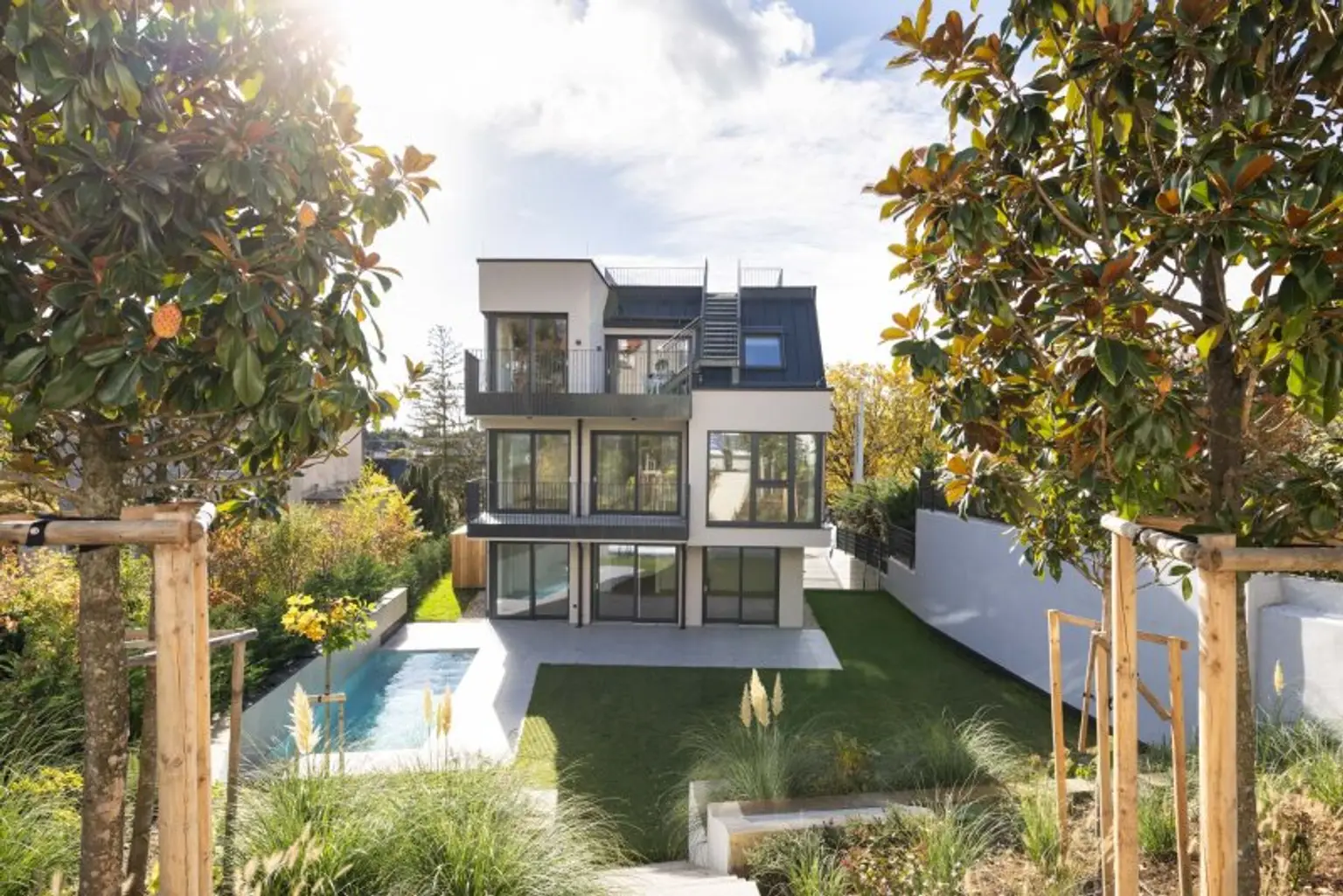 EXKLUSIVE GARTENWOHNUNG IN HIETZING MIT SALZWASSER-POOL UND SAUNA