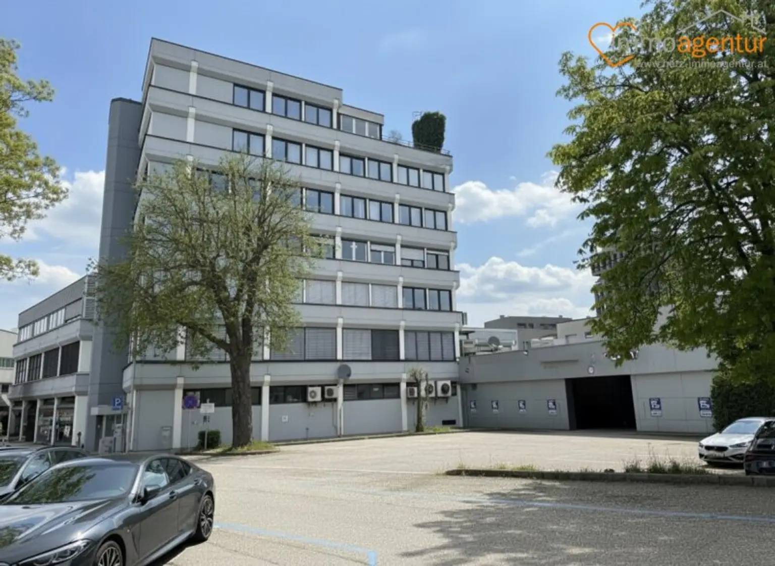 Großzügige Liegenschaft mit komfortabler Erreichbarkeit und praktischem Umfeld
