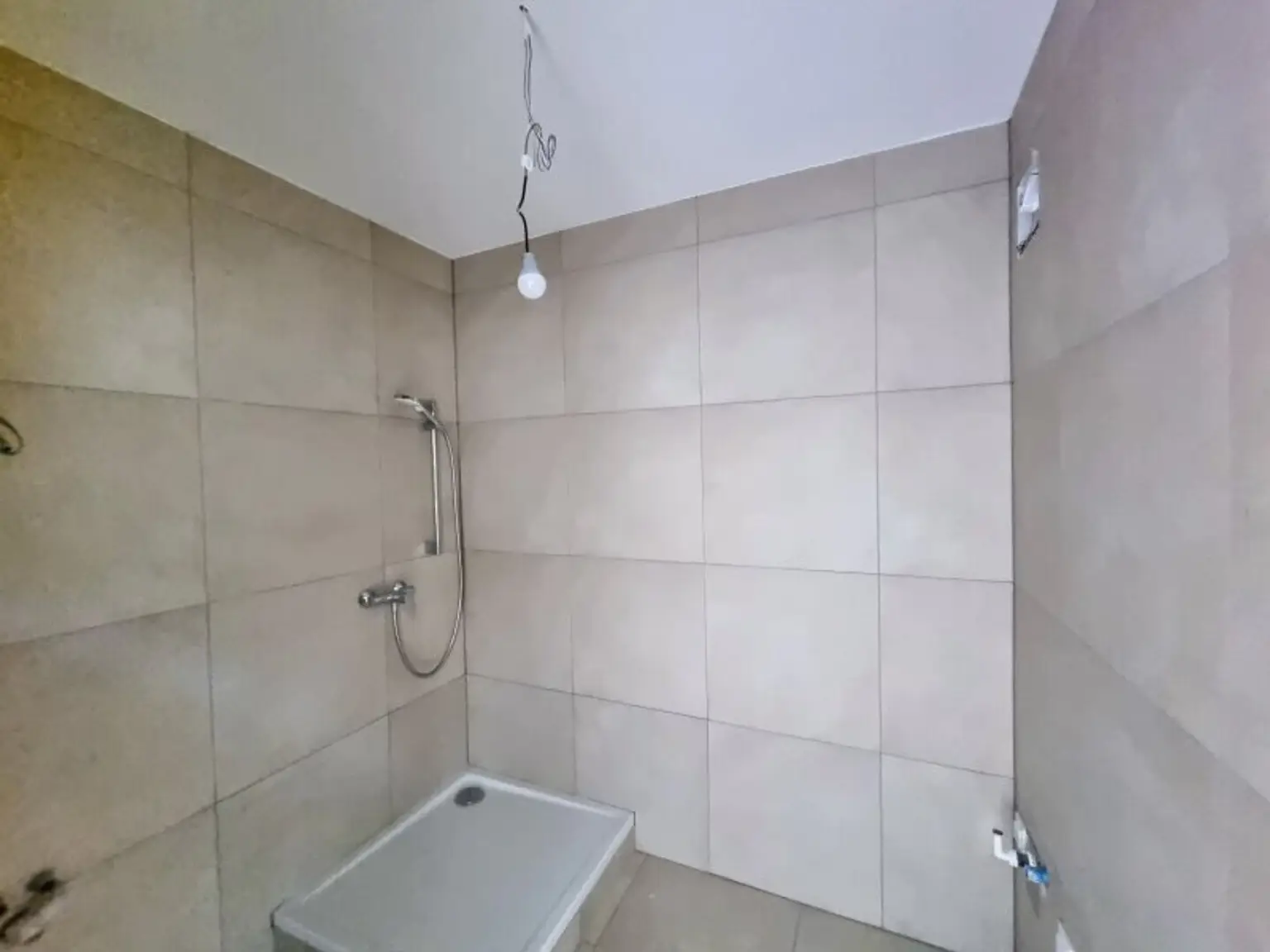 Traumhafte Erstbezug-Wohnung mit Balkon und zwei Stellplätzen – optimale Bahnverbindung nach Wien