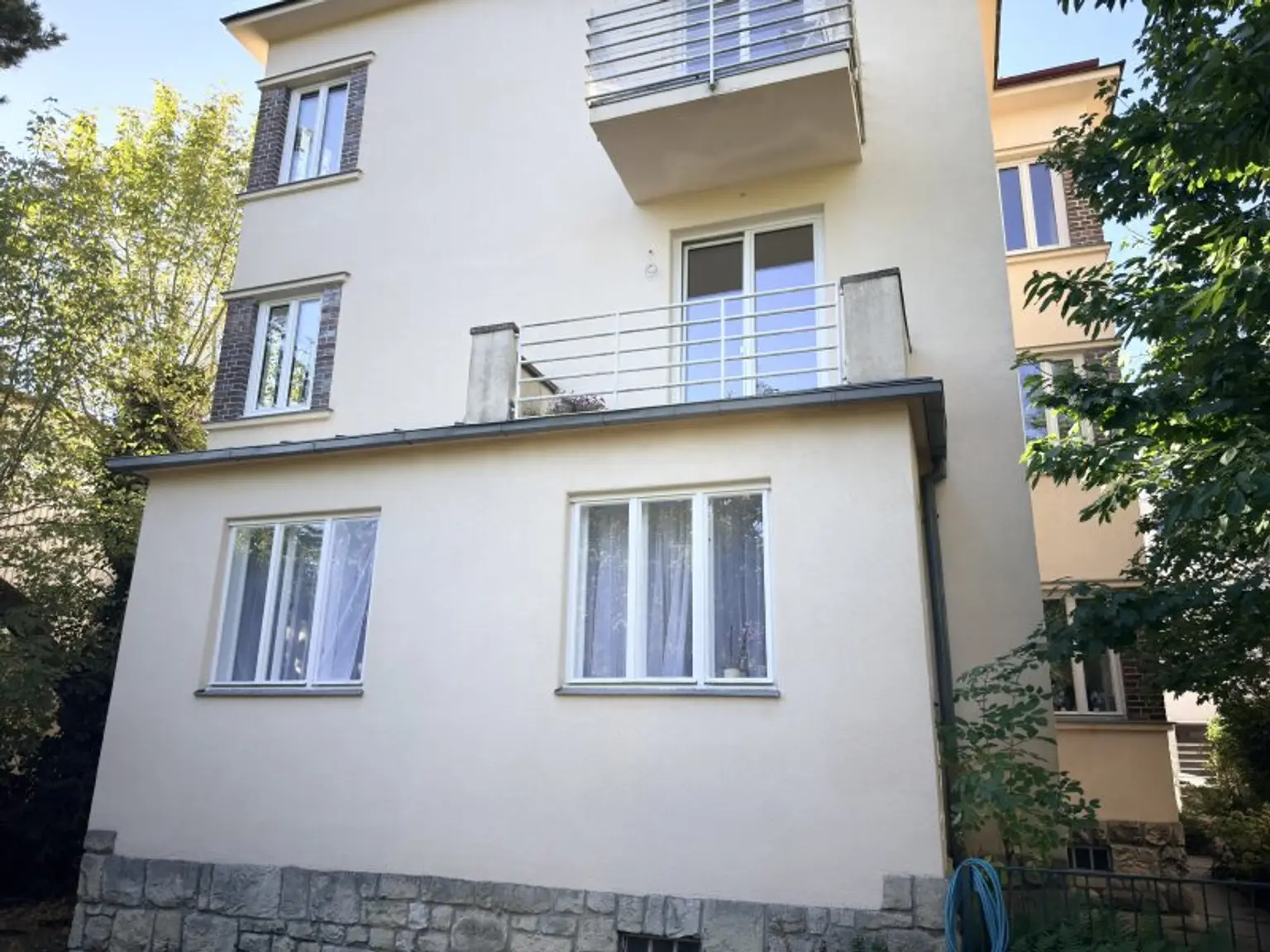 Haus - Gartenansicht mit Ihrer Terrasse