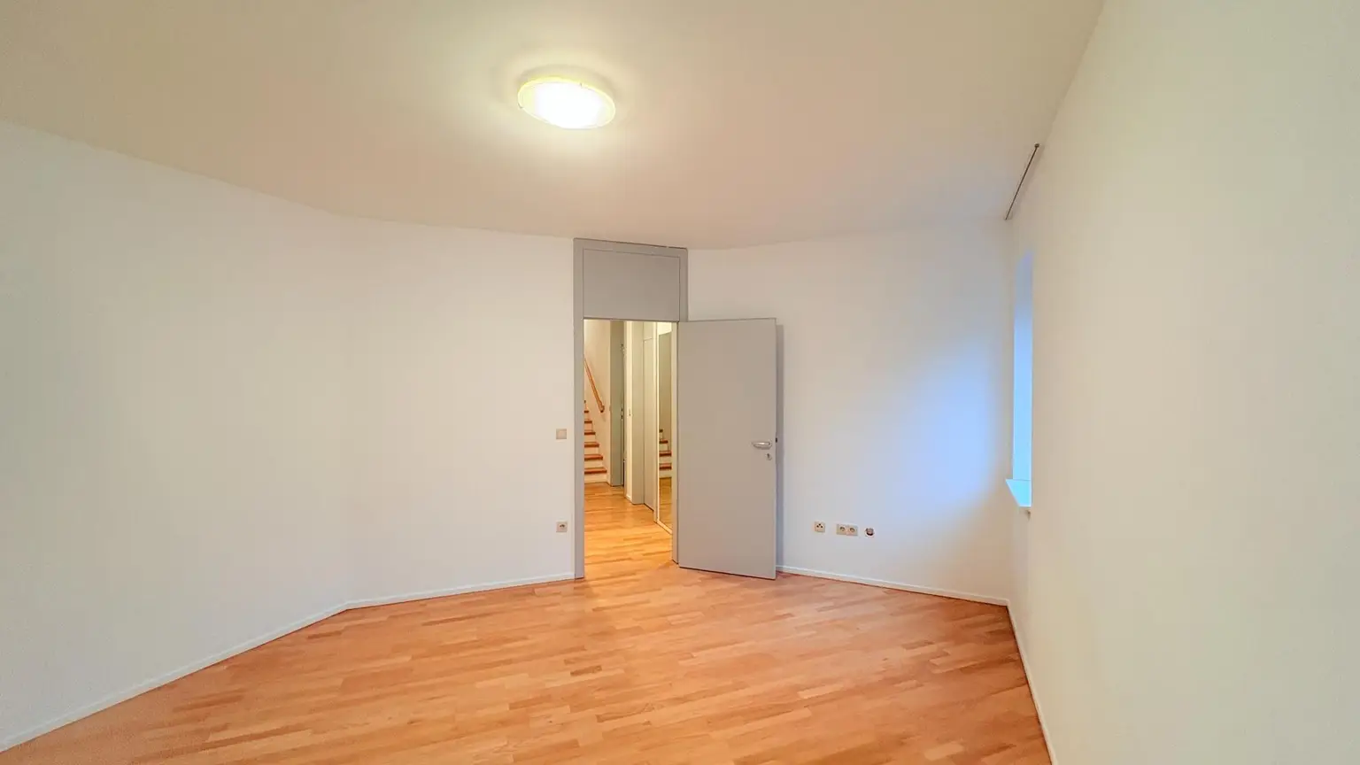 großes Schlafzimmer mit Schrankraum und Bad