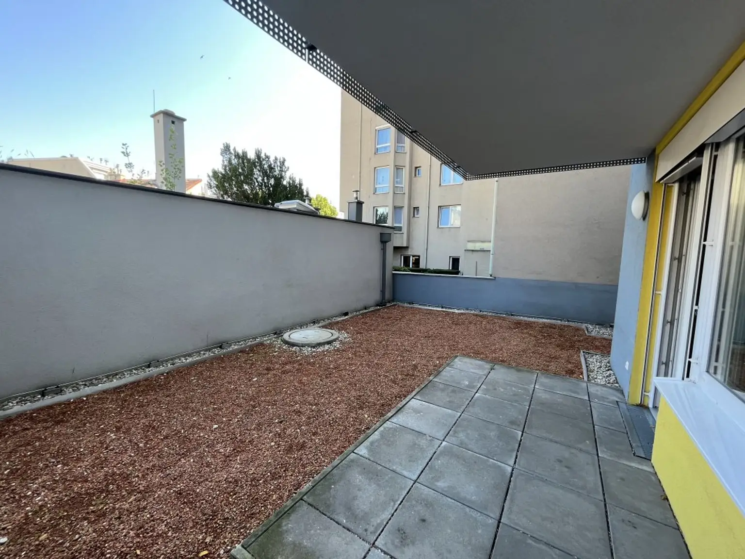 Moderne 2-Zimmer-Wohnung mit ruhiger Terrasse und Dachgarten - 
in U-Bahn-Nähe!