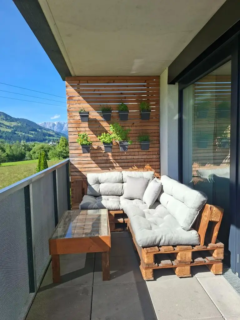 Top moderne Neubauwohnung mit Balkon