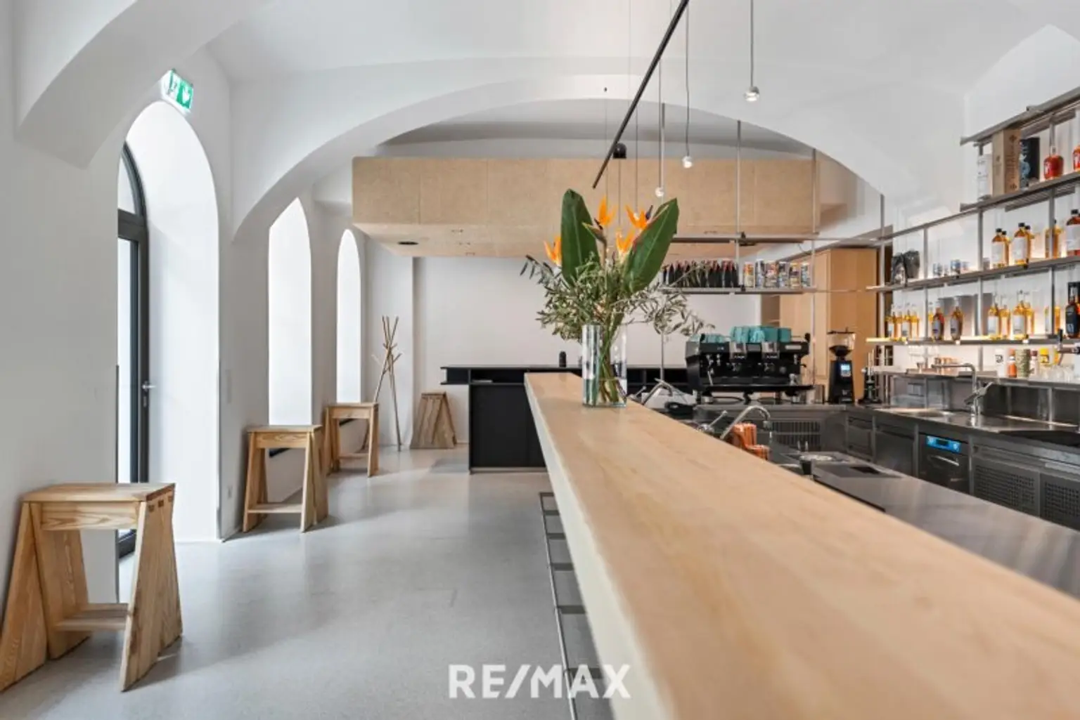 Hochwertige Barausstattung, neu