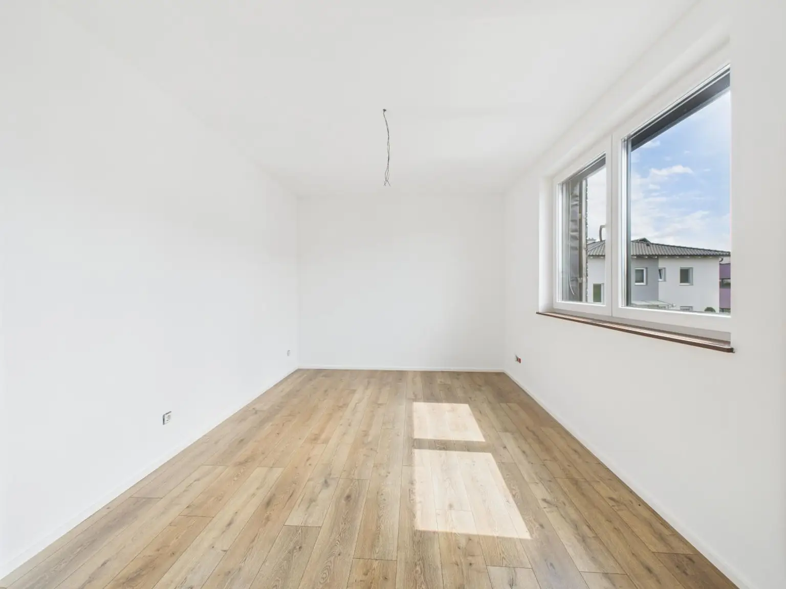 Modernes Wohnen auf höchstem Niveau: Erstbezug mit Smart Home, Salzwasserpool & 149 m² Wohnfläche in Wels-West