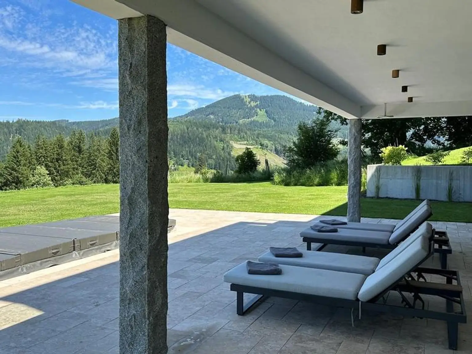 Moderne Ferienvilla mit guter Auslastung in traumhafter Grünruhelage