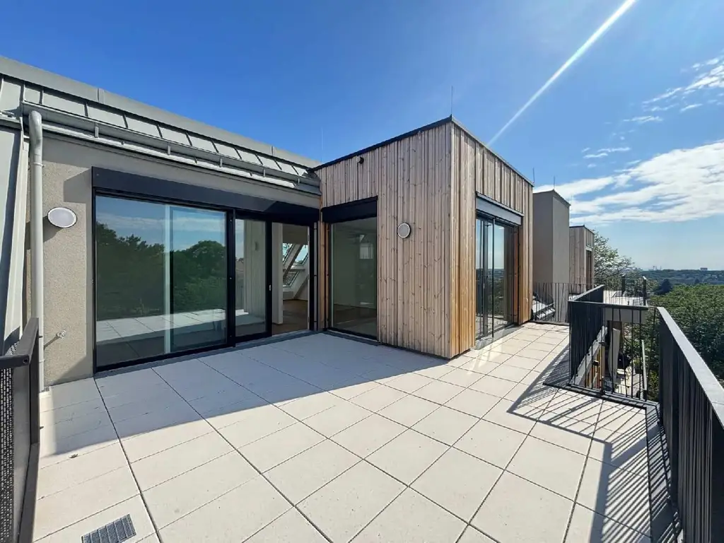 STOCK IM WEG - "Licht. Raum. Luxus. - 5 Zimmer Dacherstbezug mit Gartenblick, Südterrasse & Garage"