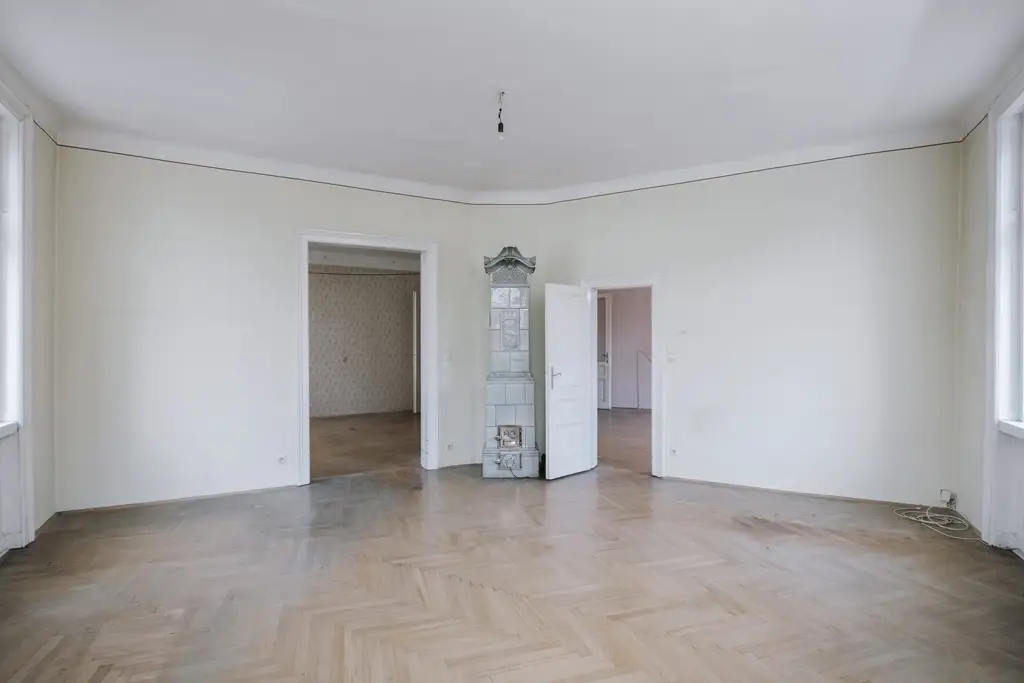 Sanierungsbedürftiges 4 Zimmer Altbau-Juwel in sehr guter zenraler Lage von Döbling!