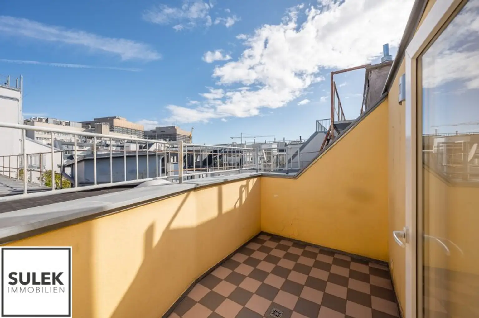3 Zimmer-Dachgeschosswohnung mit Terrasse am Währinger Gürtel, nahe U6!