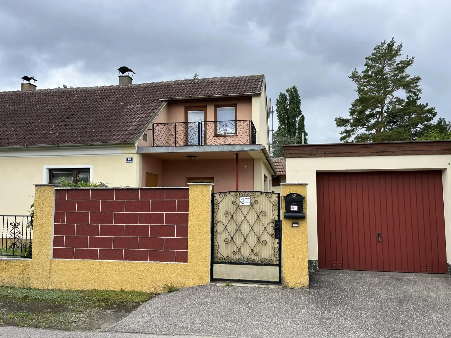 Vorderseite mit Garage
