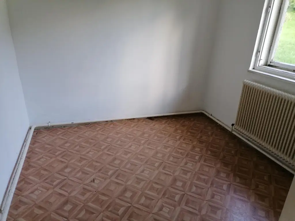Sanierungsbedürftiges Familienhaus mit Nebengebäuden in Traumlage