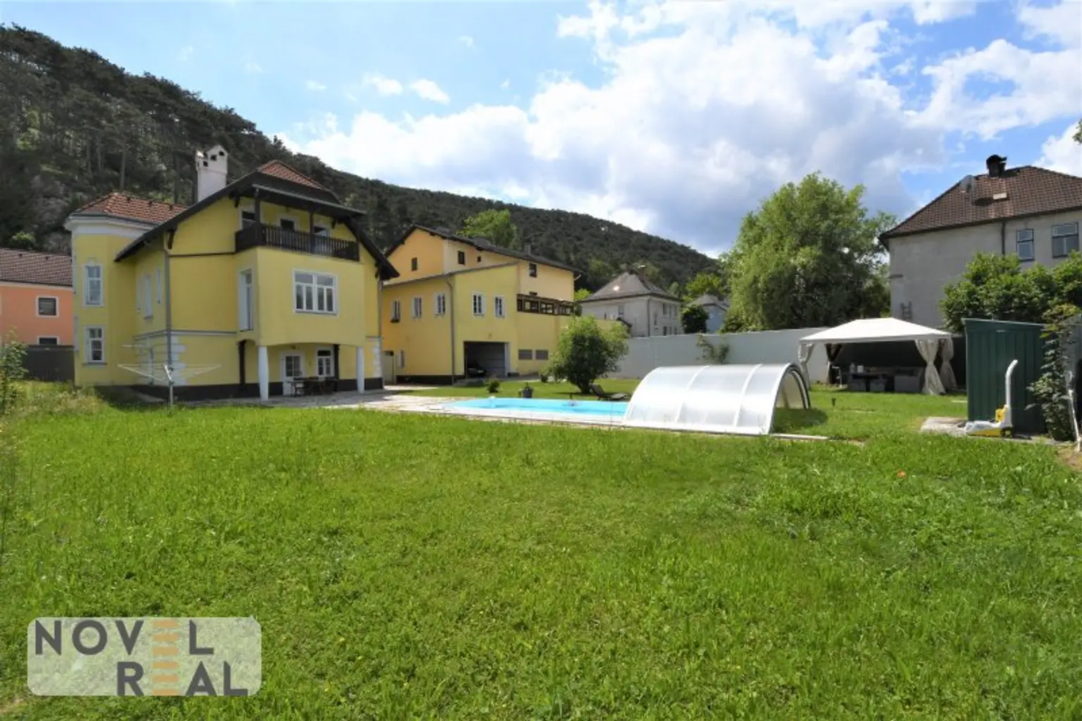Sanierter Jugendstilaltbau mit Nebengebäude auf großem Grundstück mit Swimmingpool im Bezirk BADEN