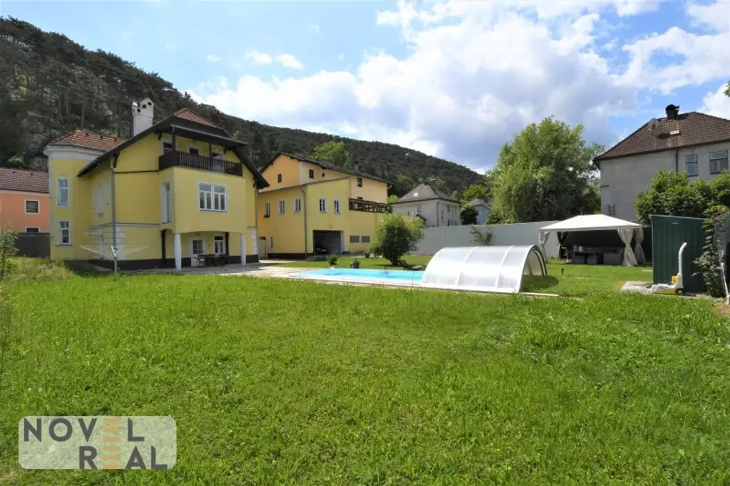 Sanierter Jugendstilaltbau mit Nebengebäude auf großem Grundstück mit Swimmingpool im Bezirk BADEN