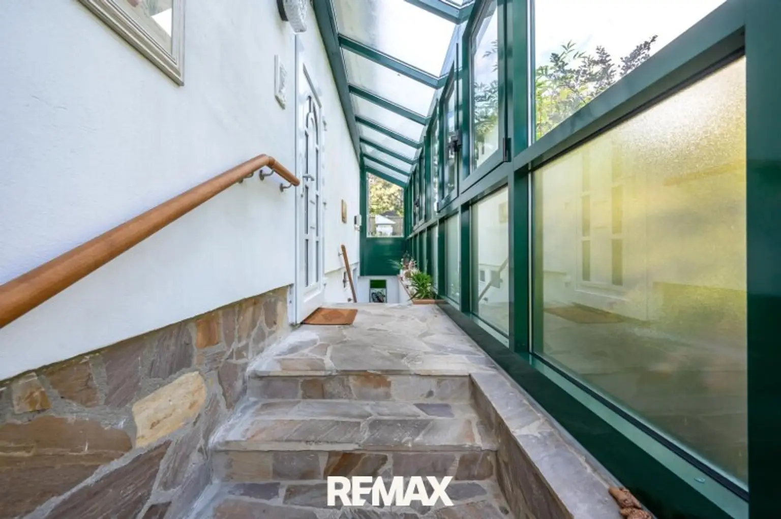 Hauseingang  und Stiegenabgang zum Keller