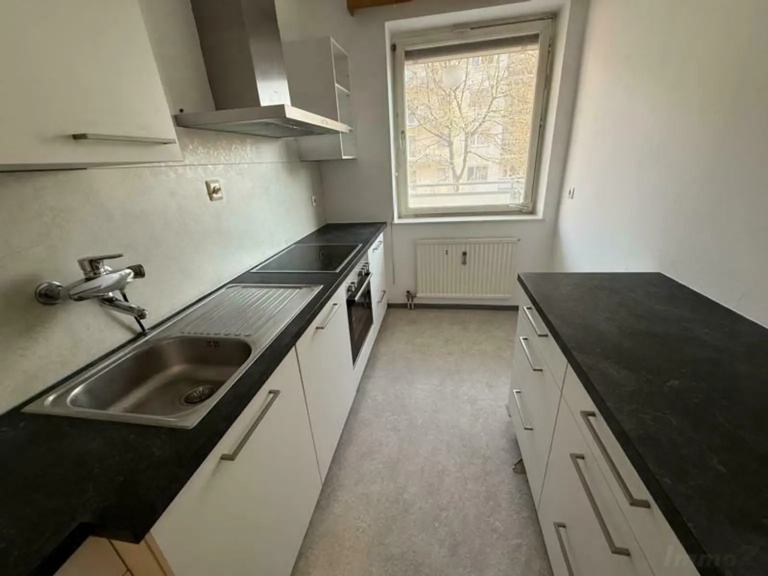 separate Küche mit Essbereich