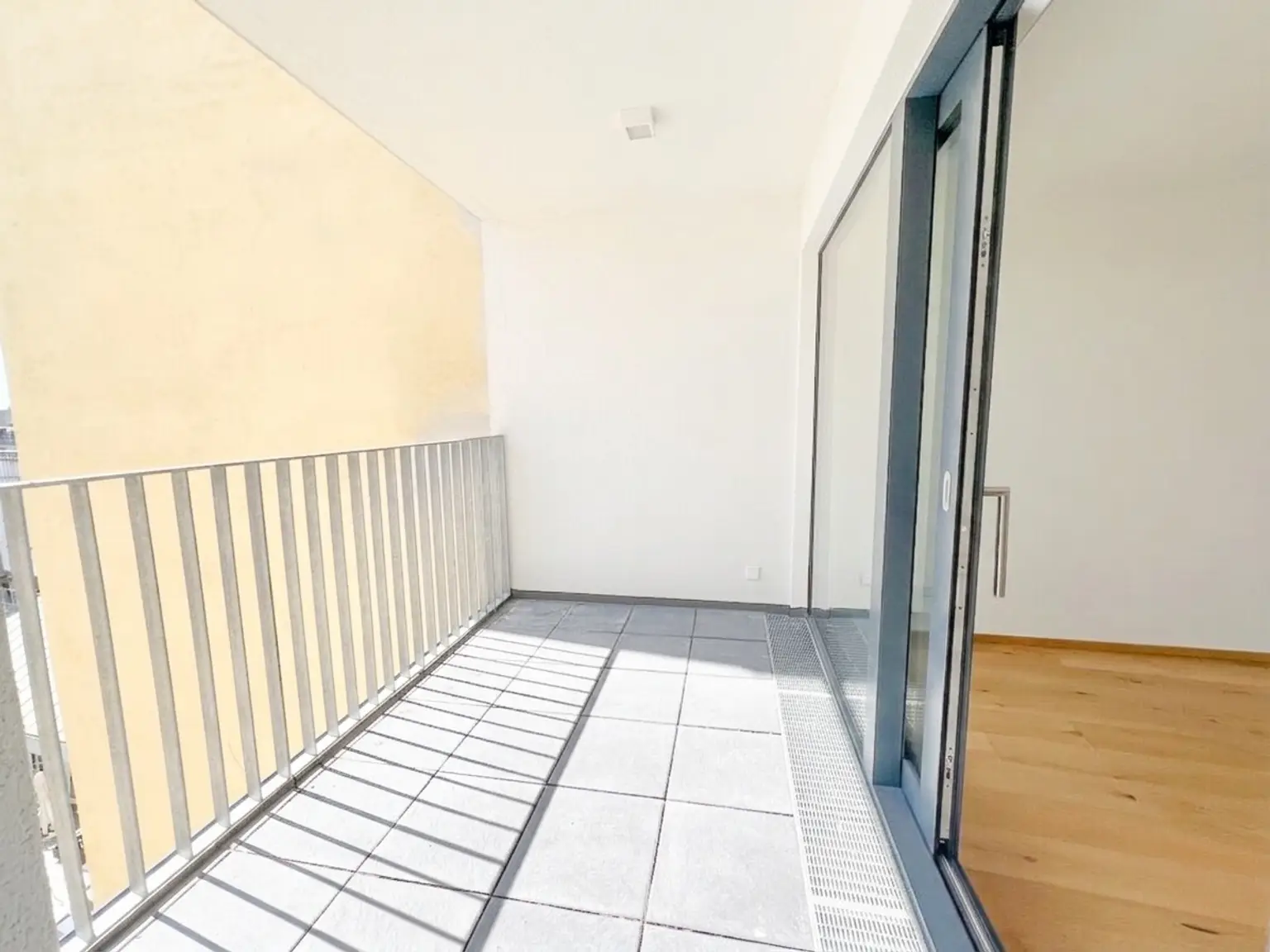 UNBEFRISTET: Ansprechende, klimatisierte Dachgeschosswohnung mit 2 Loggien in Top Lage