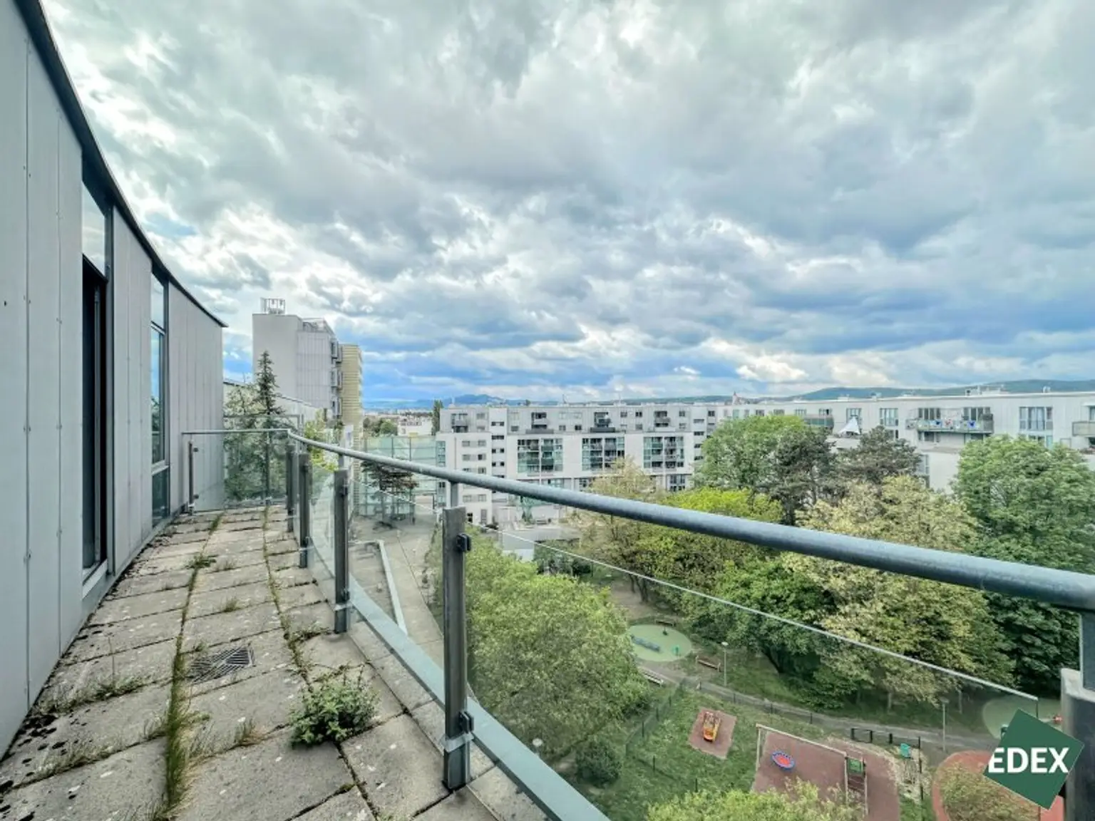 Modernes Büro mit guter Anbindung und Terrasse