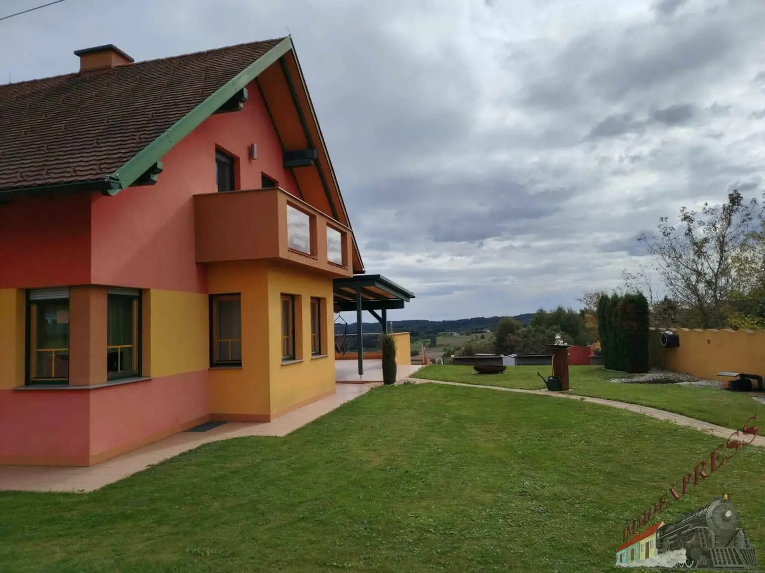 Tolles Einfamilienhaus mit Pool, Panorama-Ausblick und moderner PV-Anlage – hier fühlt sich Ihre Familie zuhause!