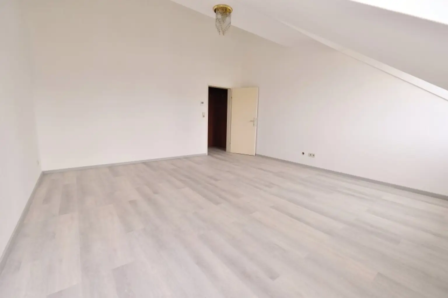 Nähe Innenstadt, Radetzkyplatz, UNBEFRISTETE Dachwohnung 3 Zimmer