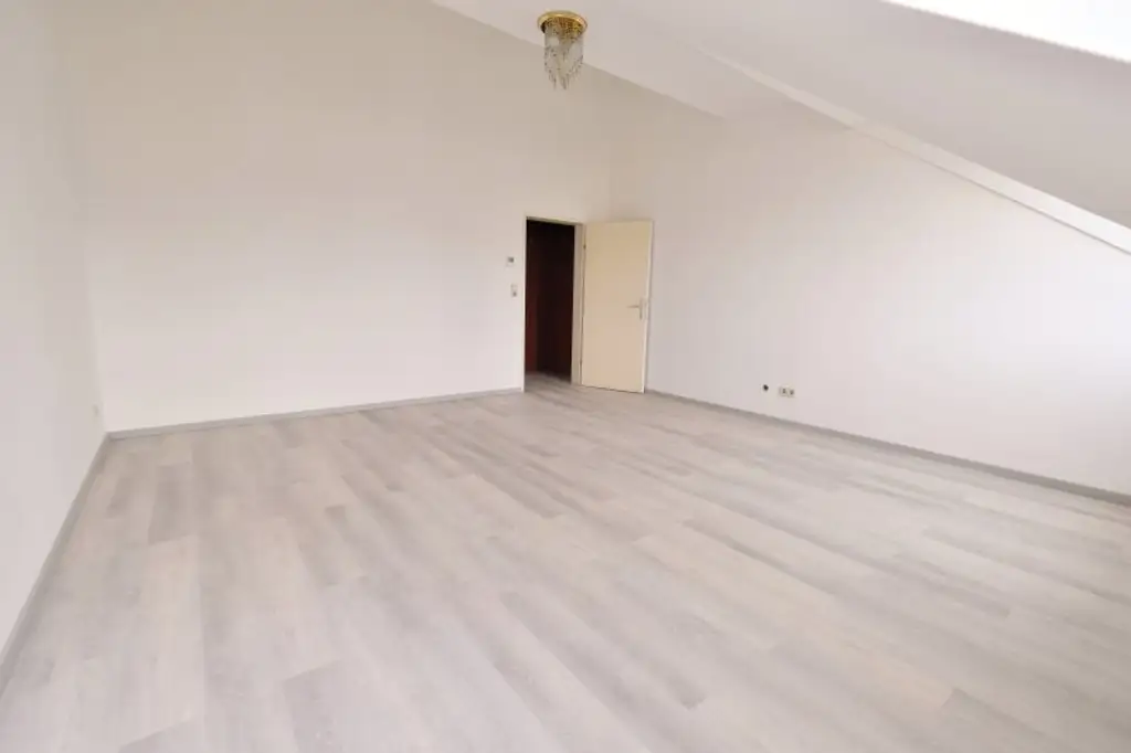 Nähe Innenstadt, Radetzkyplatz, UNBEFRISTETE Dachwohnung 3 Zimmer