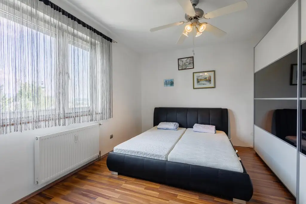 Komfortable 3-Zimmer-Wohnung mit Balkon, Tiefgarage und Klimaanlage