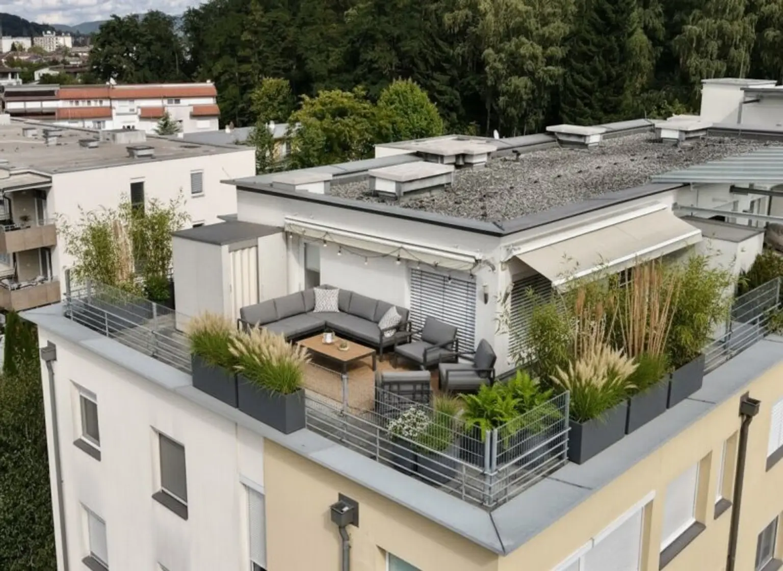 Exklusive Dachgeschoss-Maisonette mit supergroßer Terrasse und wunderbarem Fernblick & Tiefgaragenparkplatz