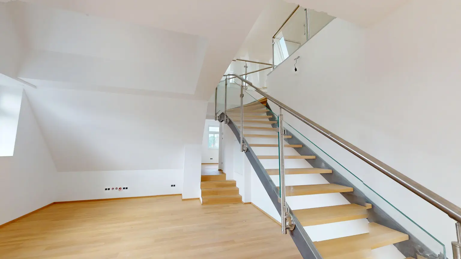 Traumhafte Dachwohnung im Altbaujuwel