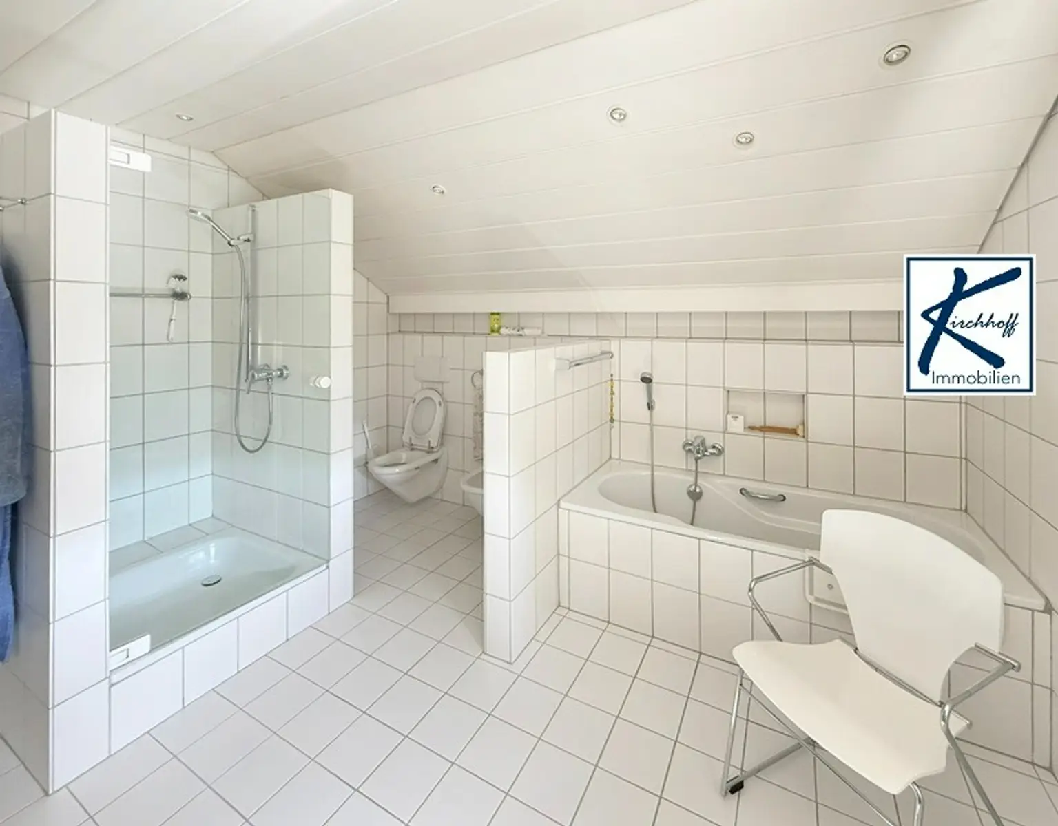 Bad mit Badewanne und Dusche