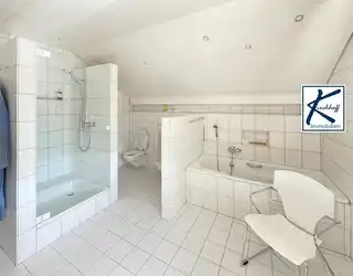 Bad mit Badewanne und Dusche