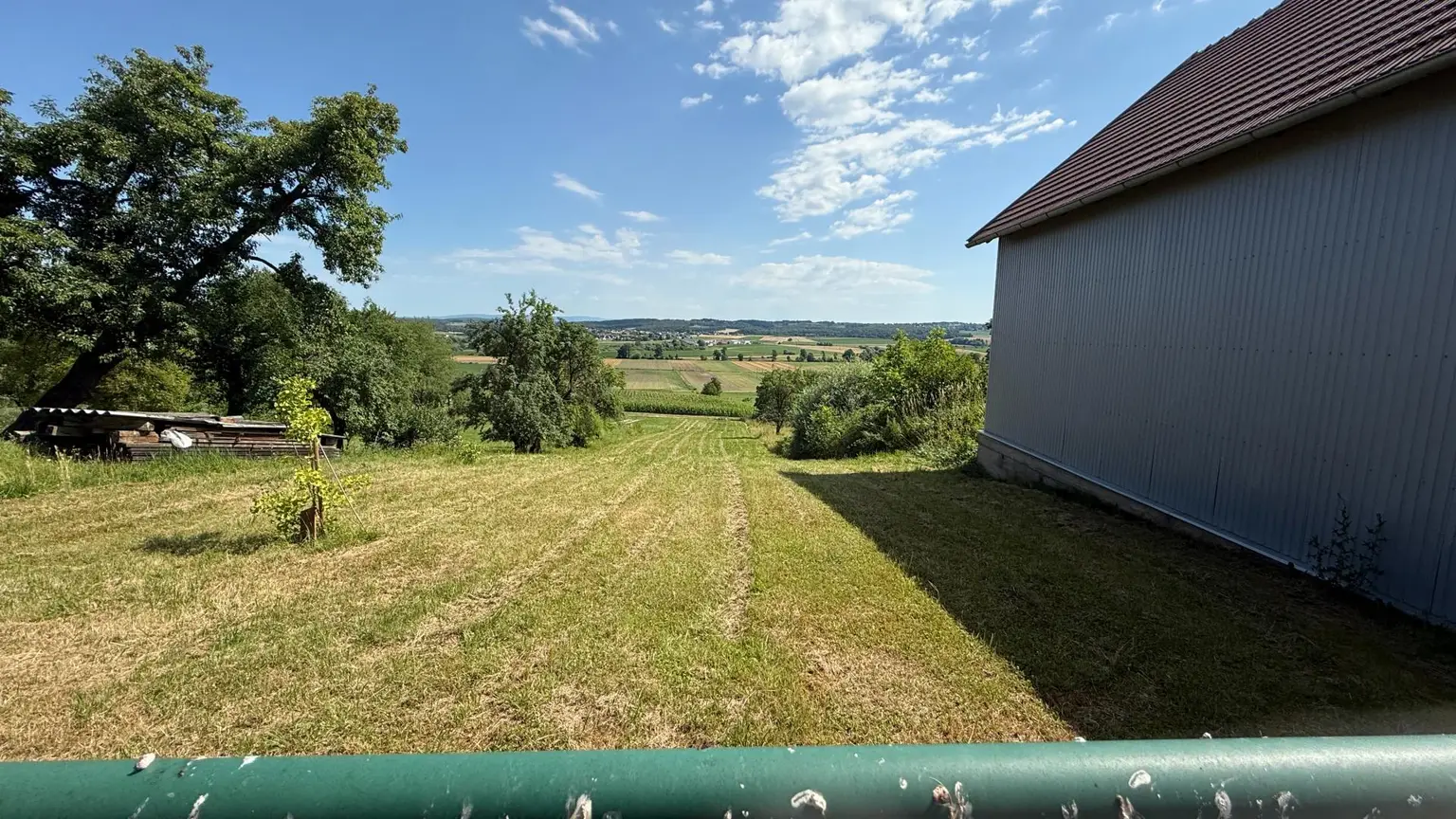 gepflegter Streckhof mit uneinsichtigem Innenhof und Weitblick