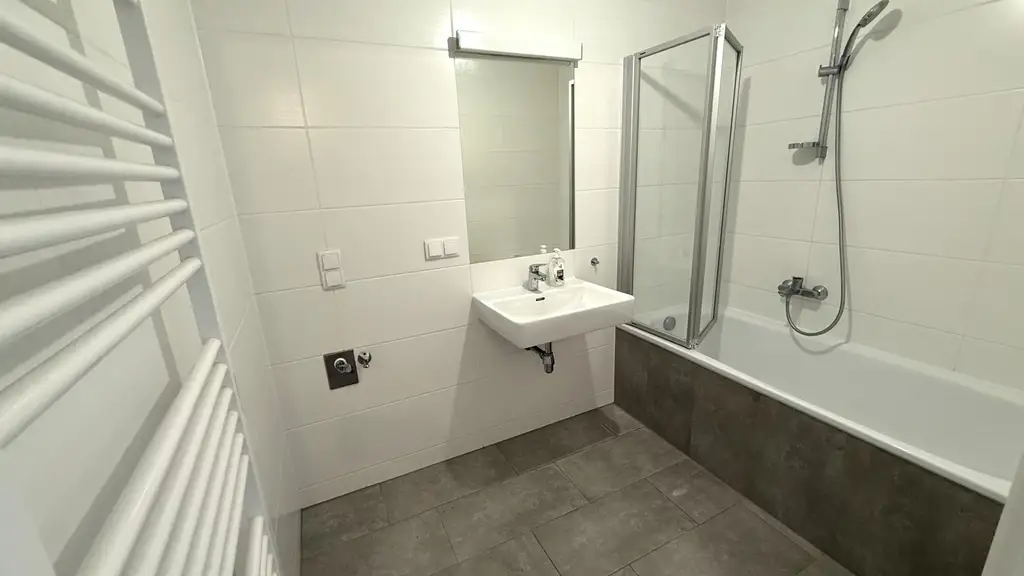 Top-moderne 3-Zimmer-Neubauwohnung mit MEGA-SÜD-BALKON (7m²) nahe Akademiepark