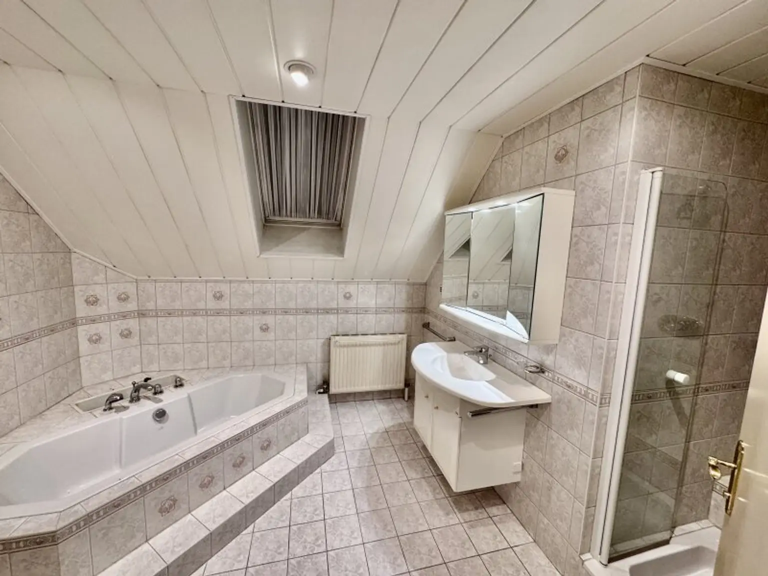 IHR NEUES ZUHAUSE - GROßZÜGIGES EINFAMILIENHAUS MIT SWIMMINGPOOL IN FLORIDSDORF
