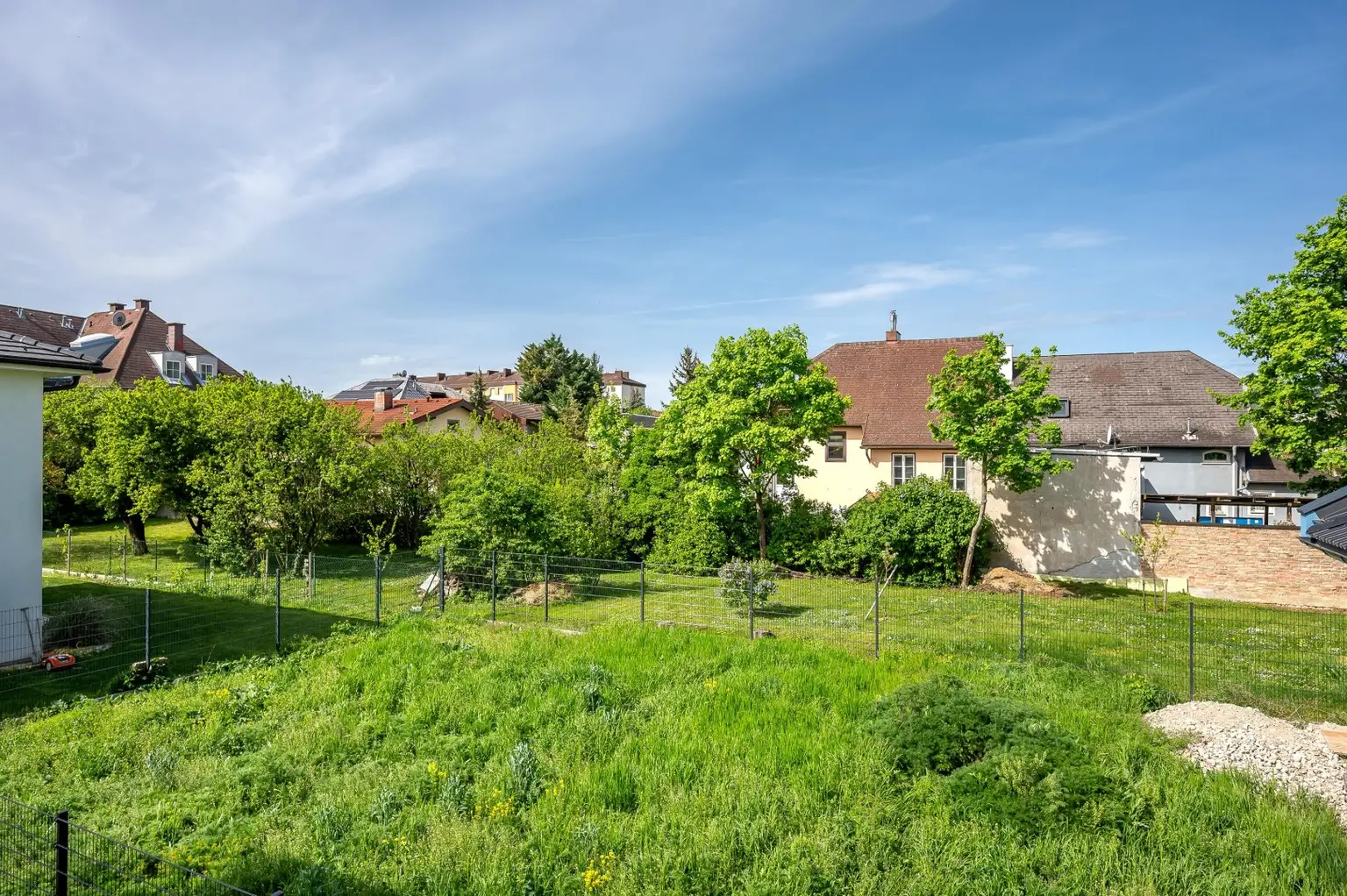 "Erstbezug mit hochwertiger Küche und großem Balkon bei Baden"