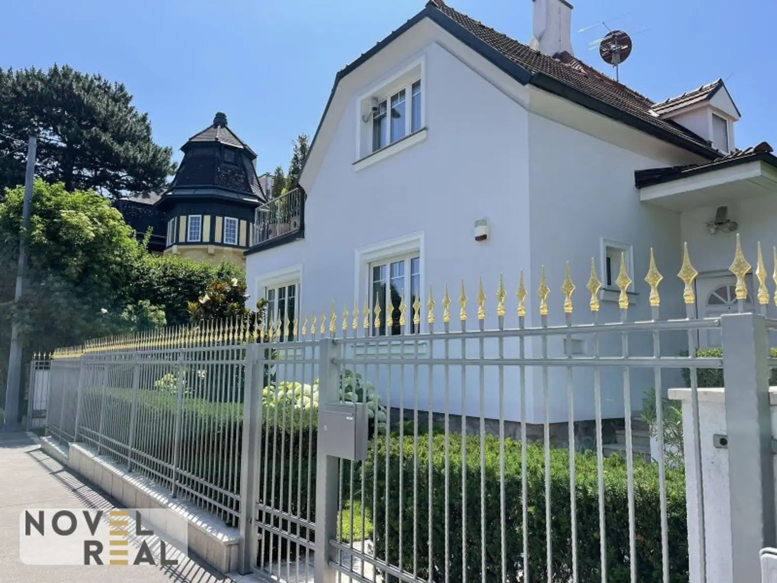 Exklusive Villa mit privatem Pool und idyllischem Garten in Toplage von Wien-Hietzing!