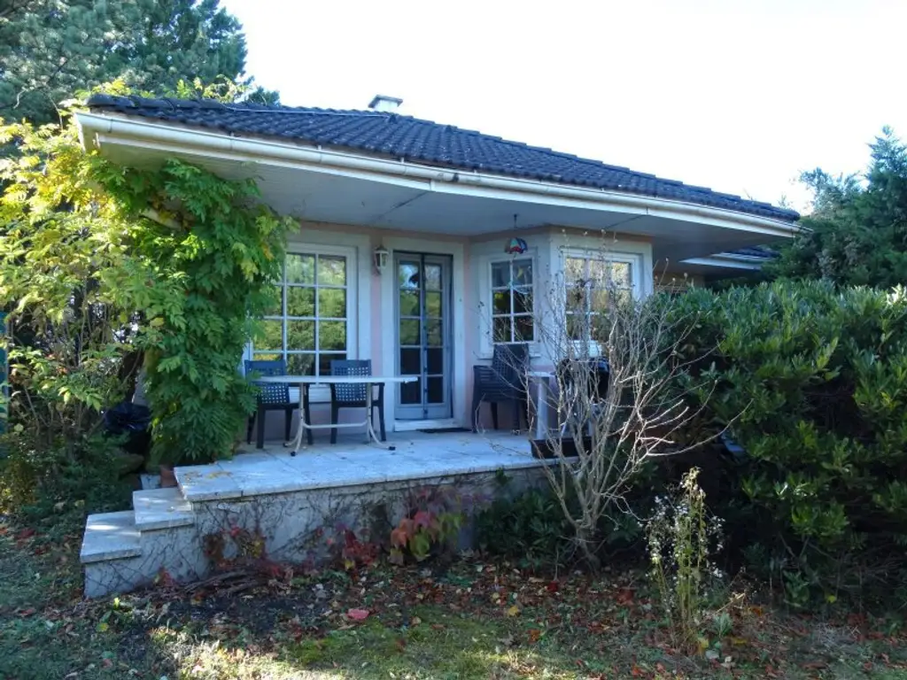 BUNGALOW INMITTEN DER VEGETATION IN RUHELAGE