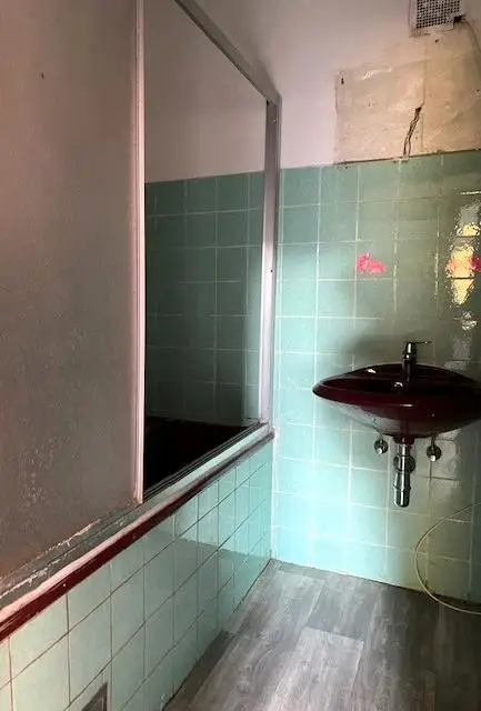 Badezimmer (Wanne, Waschbecken)