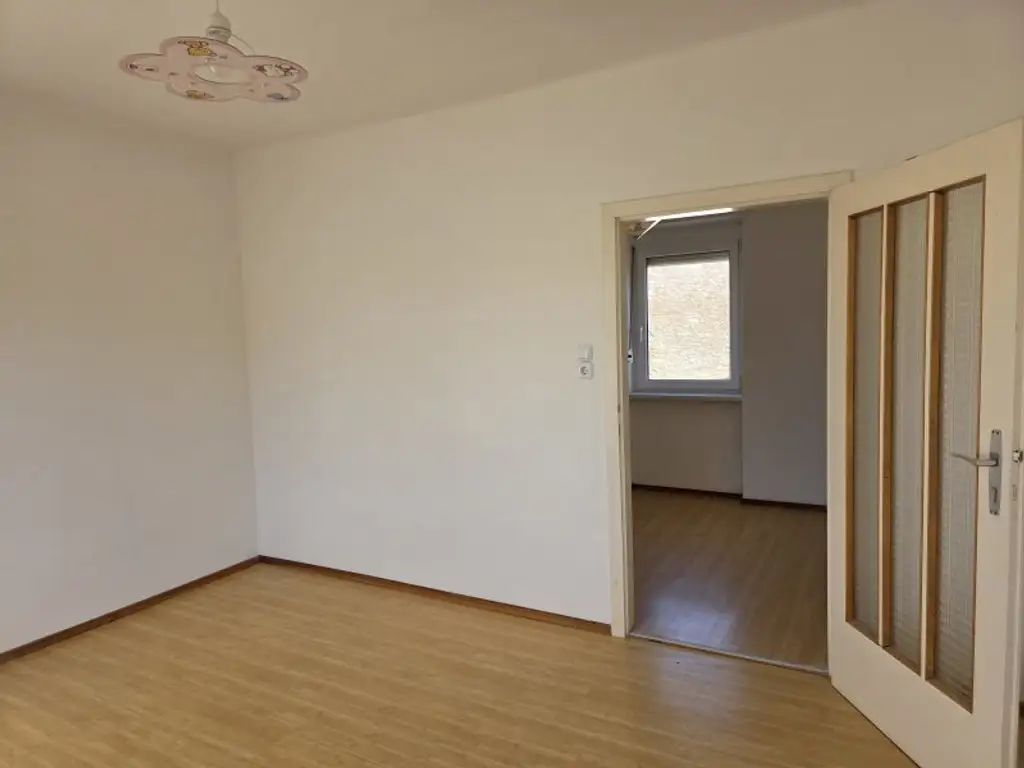 „NUR 25 MINUTEN von WIEN!“ EIN- ODER ZWEIFAMILIENHAUS – schönes ECKGRUNDSTÜCK