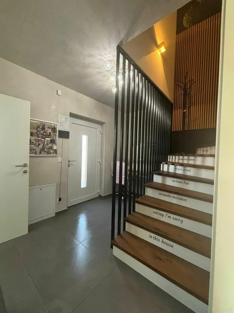 Moderne Maisonettewohnung mit großzügiger Terrasse und Balkon