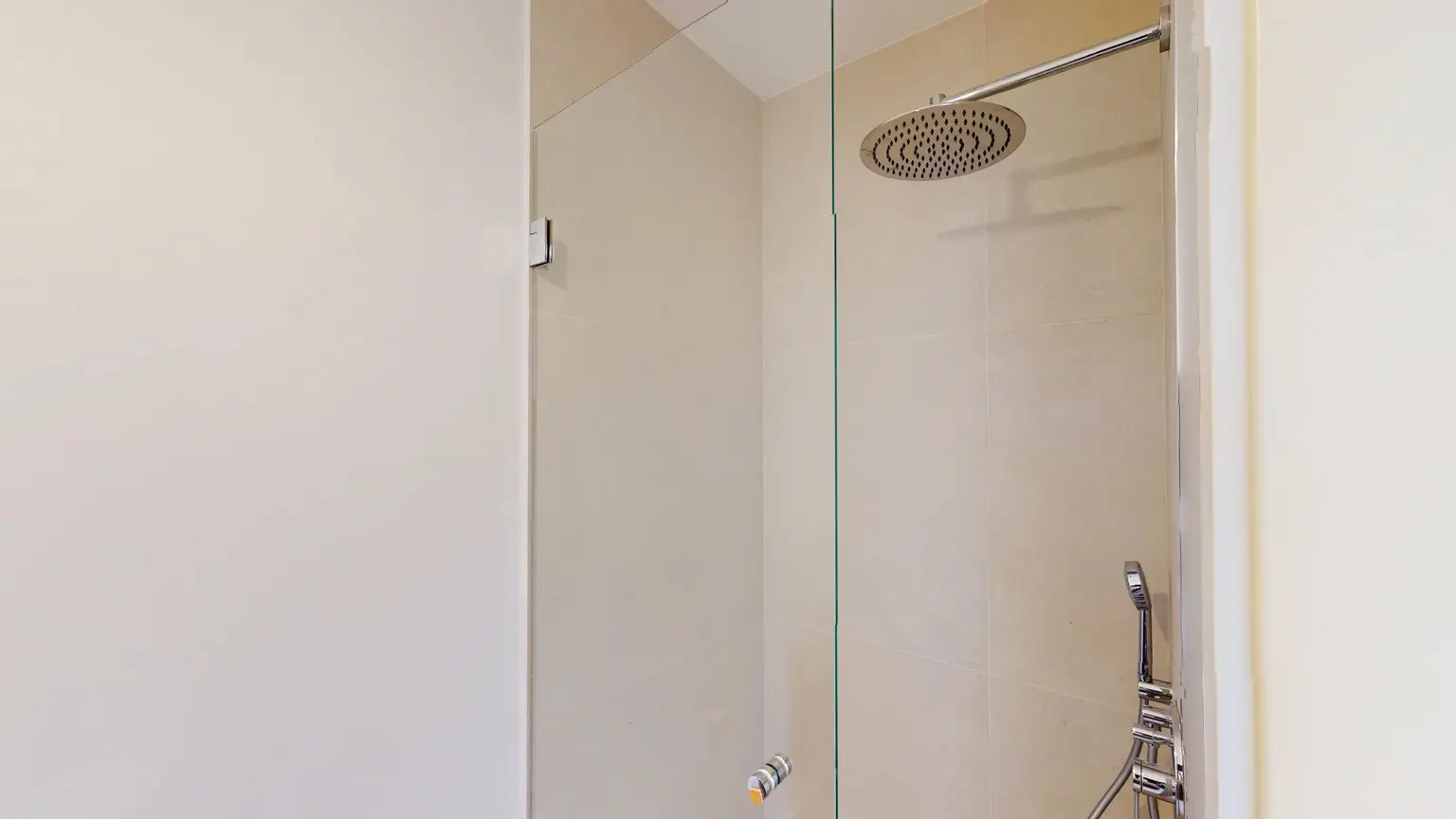 Traumhafte Dachwohnung im Hietzinger Cottage I Altbaujwel