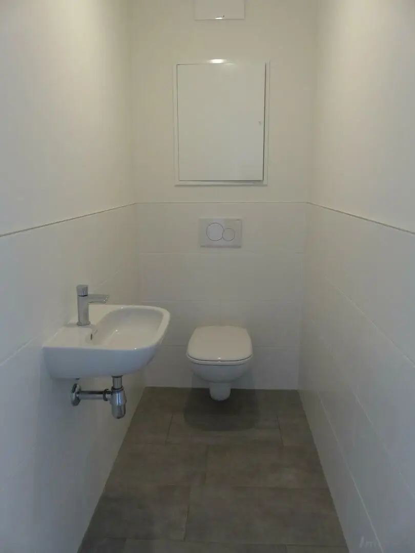 extra WC mit Handwaschbecken