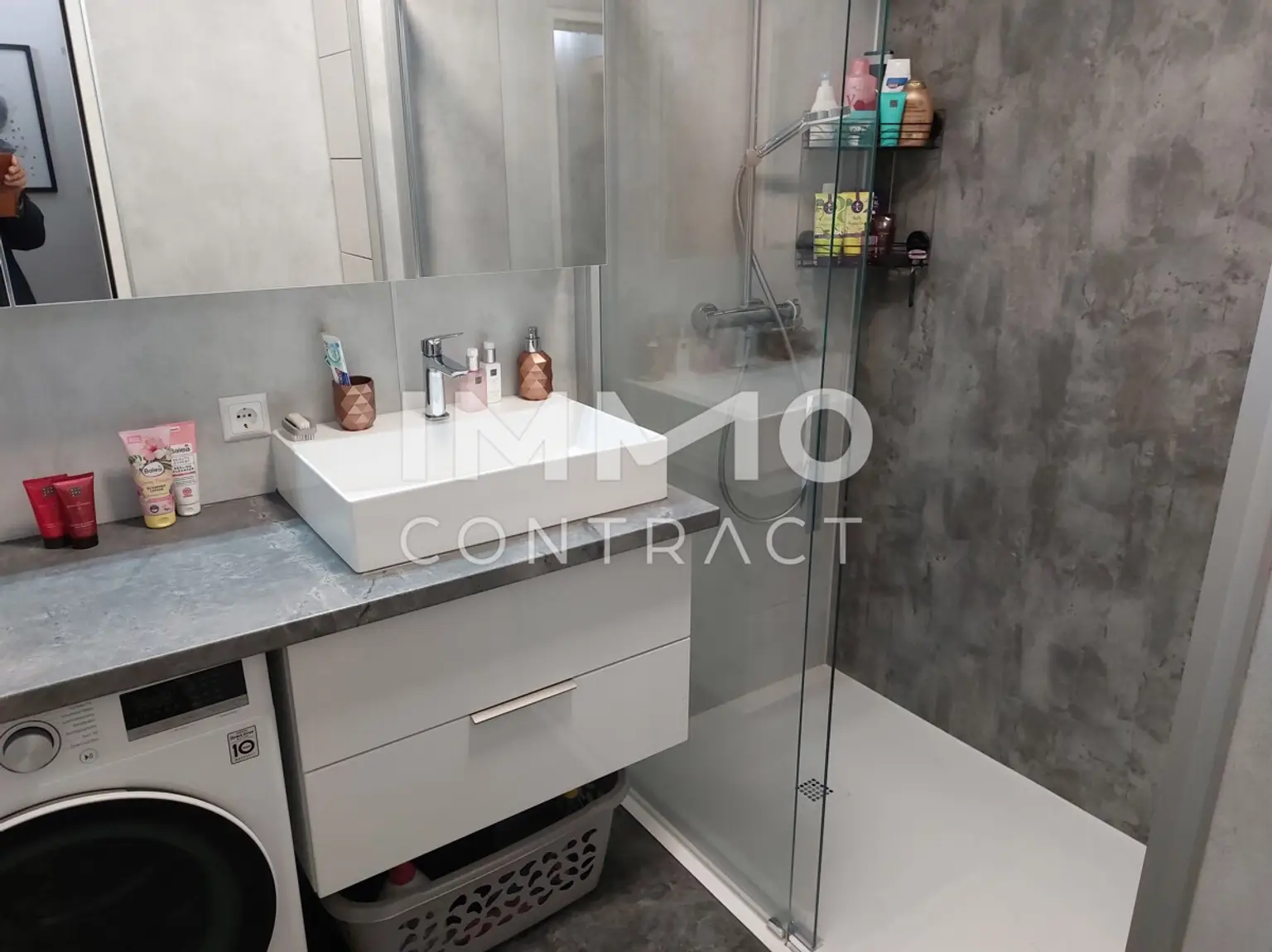 BESONDERS SCHÖNE 3 ZIMMERWOHNUNG MIT GROSSER LOGGIA UND MIT  EXKLUSIVER AUSSTATTUNG