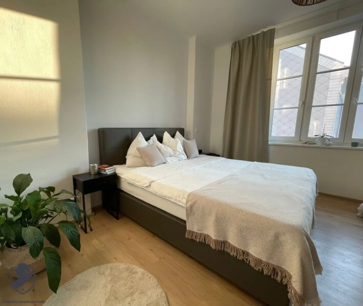 Außergewöhnliche Villa mit drei Wohneinheiten, Gewerbeeinheit & teilbarem Grundstück