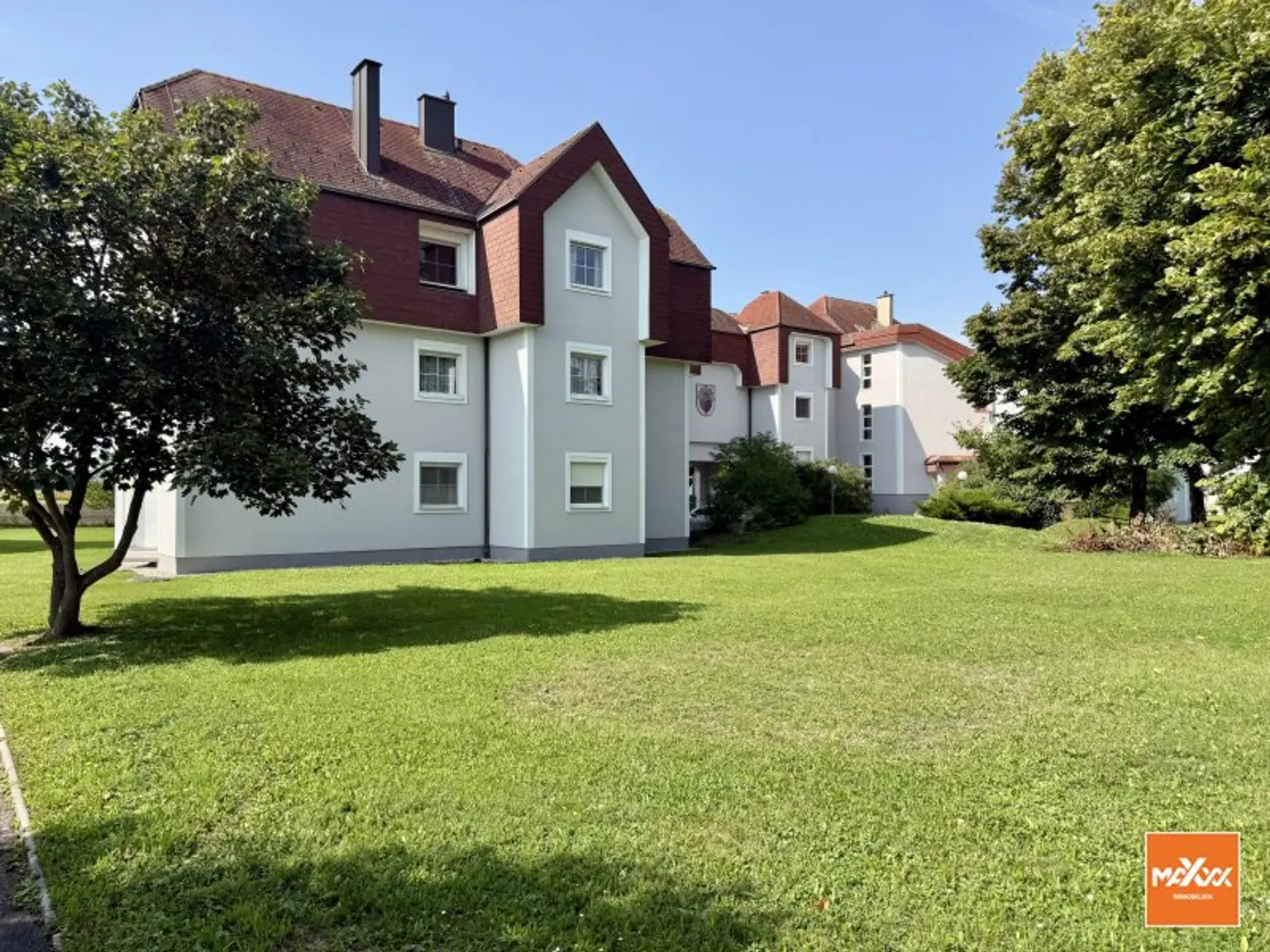 3-Zimmer-Wohnung mit verglaster Loggia und Grünblick!