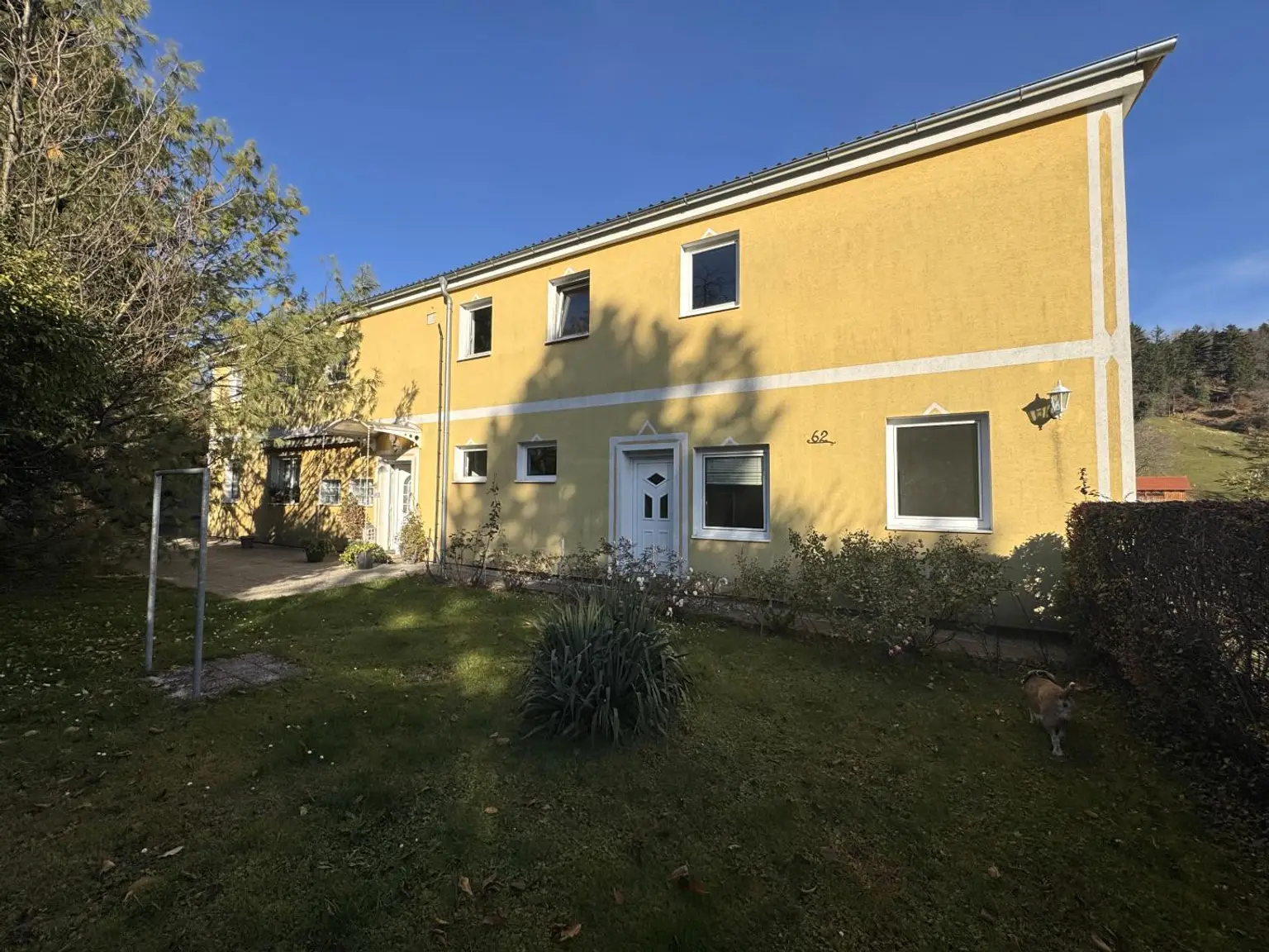 Sanierungsbedürftiges Mehrfamilienhaus mit großem Grundstück und hoher Bebauungsdichte